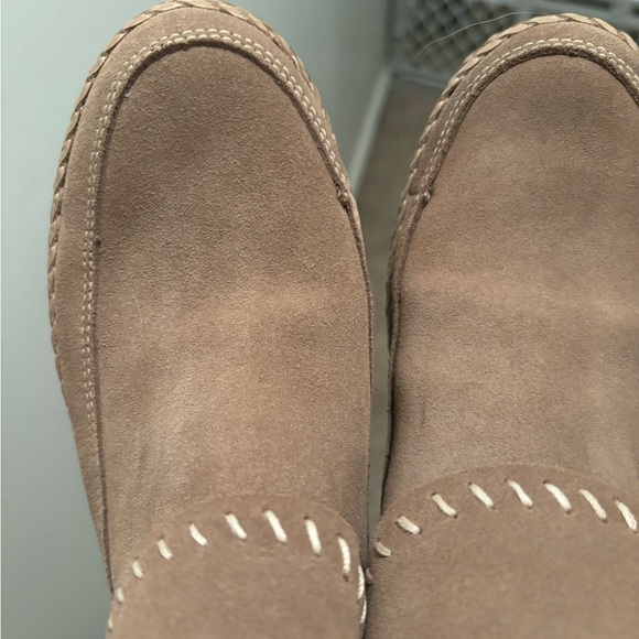 UGG, tan boot zips up the back of the foot very comfort - Picture 8 of 10